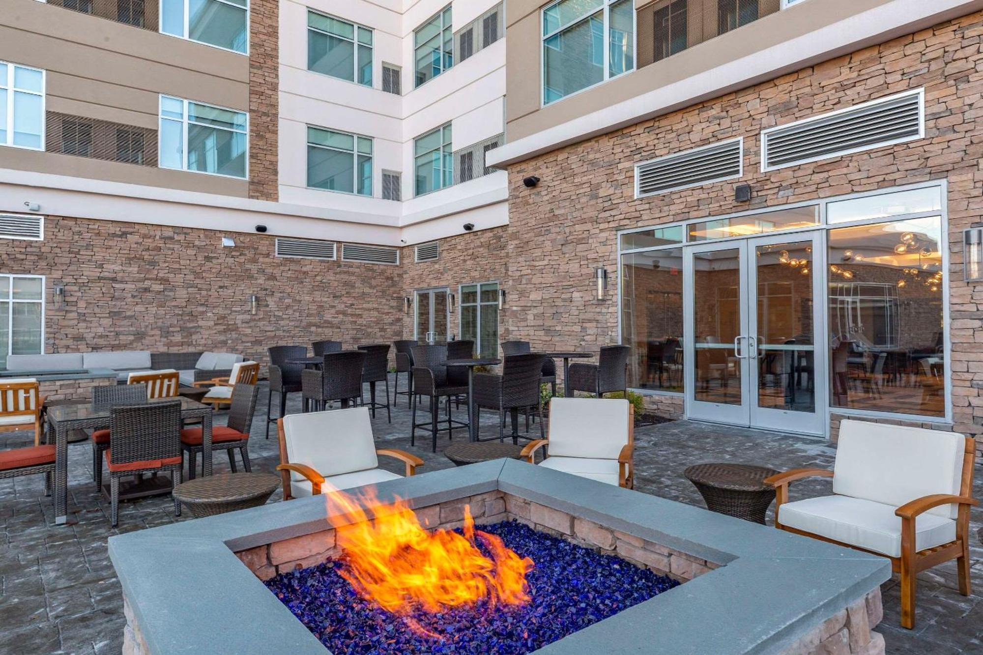 Cambria Hotel Manchester South Windsor Exterior photo